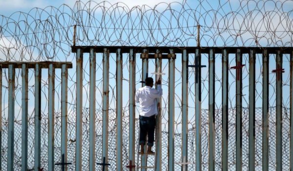 El gobernador de Texas autoriza a las fuerzas estatales a detener a inmigrantes y enviarlos a la frontera