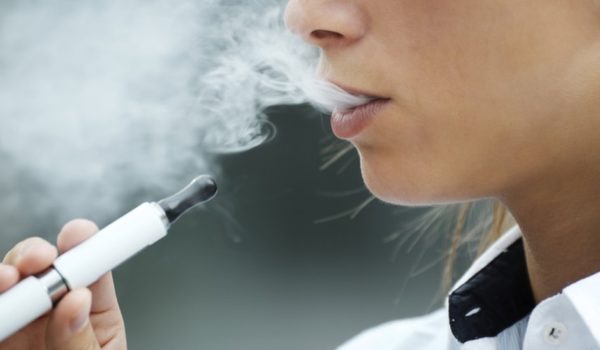 «Es como si fumaran 20 cigarrillos al día»: los riesgos de los cigarrillos electrónicos que se han puesto de moda entre jóvenes y adolescentes