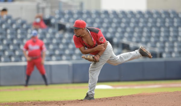 Fernando Carmona, de los Leones, lanza el sexto no hit run en este Pomares