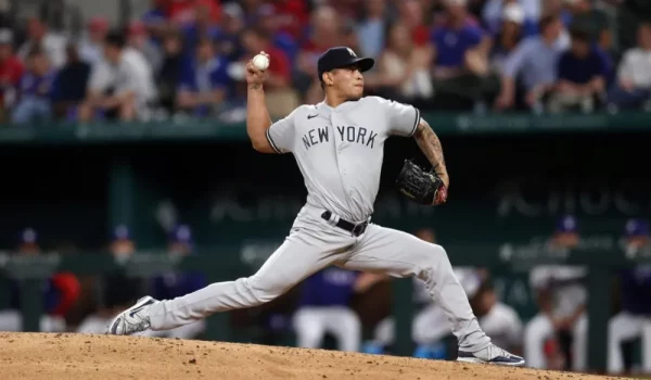 Jonathan Loáisiga breve, pero preciso sobre el box contra los Mets