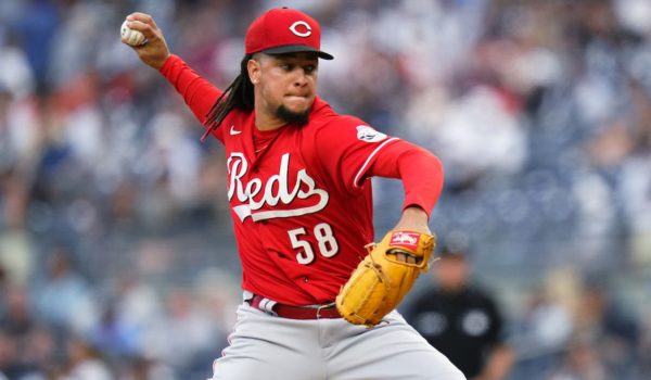 Luis Castillo pasó de los Rojos a los Marineros por cuatro prospectos