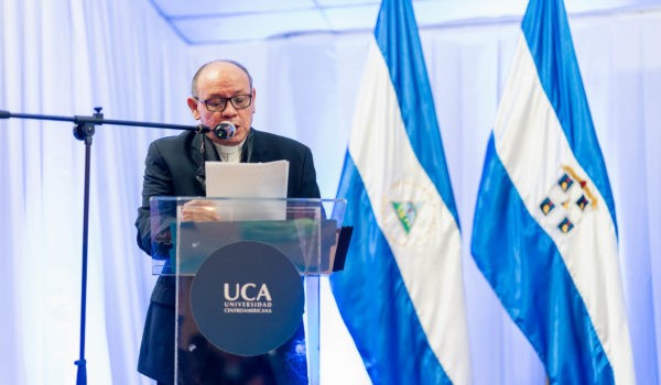 Toma posesión el nuevo rector de la UCA