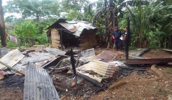 Niño se electrocuta al tratar de huir cuando su casa se incendiaba