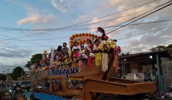 El barco llegó a San Judas poco después de las 5:00 de la tarde, para la «vela» como parte de las festividades en honor a Santo Domingo