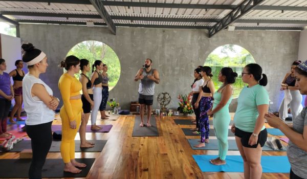 ¿Te gustaría participar en un conversatorio con un instructor de yoga internacional?