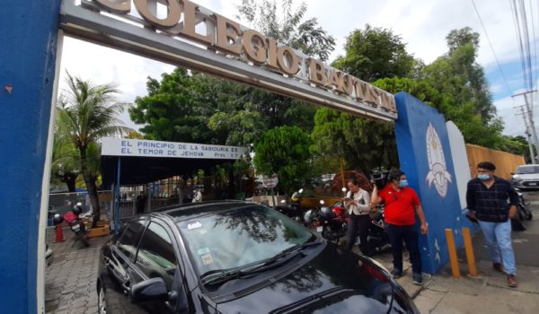 En vehículos propios o en taxi los padres de familia acudieron la mañana del 14 de junio a retirar a su hijos en el Colegio Bautista. LA PRENSA
