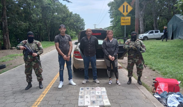 Ejército decomisa 72 kilos de cocaína a dos hombres y una mujer