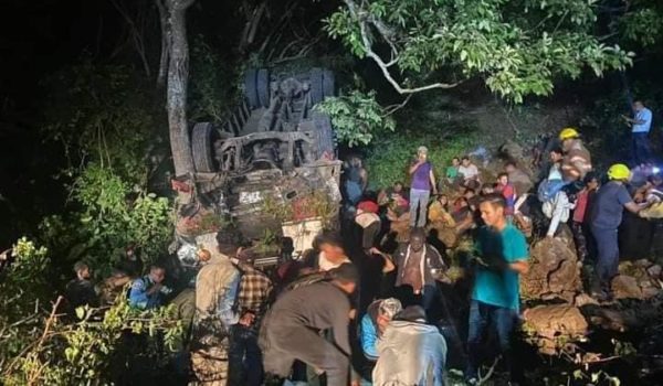 Brutal accidente de tránsito en el sector de La Cucamonga, Estelí. Bus con pasajeros cae a un abismo