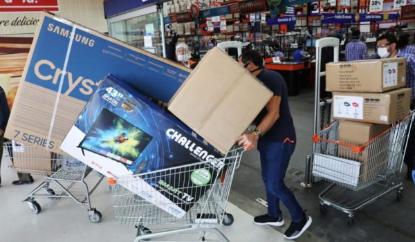No está claro si la contracción de la demanda de electrodomésticos estaría relacionada con una posible reducción de las remesas. Imagen referencial. Archivo/LA PRENSA