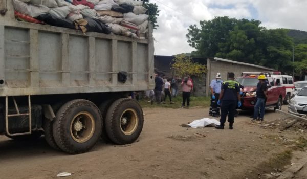 Adolescente muere al ser arrollado por camión recolector de basura