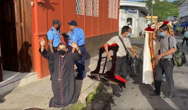 Policía allana la Curia Episcopal y se lleva detenidos al obispo Rolando Álvarez y a quienes estaban con él