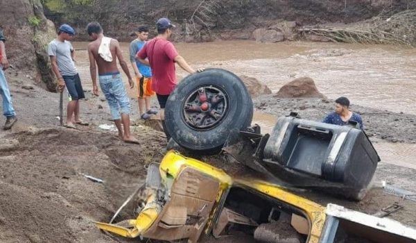 Encuentran cadáver de hombre que cuidaba camión y fue arrastrado por fuertes corrientes