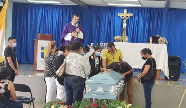 Repatrían cuerpo de Leandro Aburto, el recién graduado que se ahogó en el río Bravo. Universidad Juan Pablo II le rinde homenaje