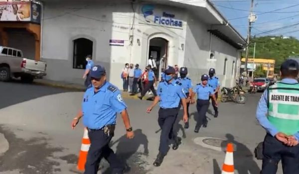 Policía orteguista reparte citatorias entre ciudadanos que protestaron a favor de Álvarez en Matagalpa y les impone bozal