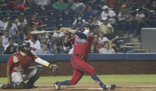 Dantos despliegan brutal ataque y se van arriba en semifinal