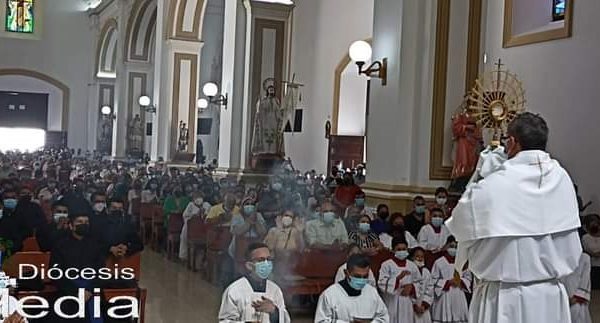 Feligreses católicos de Matagalpa desafían las prohibiciones de la Policía orteguista y abarrotan catedral