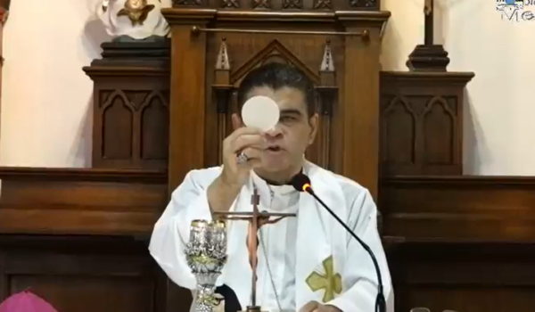 Obispo Álvarez celebra misa en la curia episcopal en el segundo día de retención policial y dice que el Señor restaurará Nicaragua