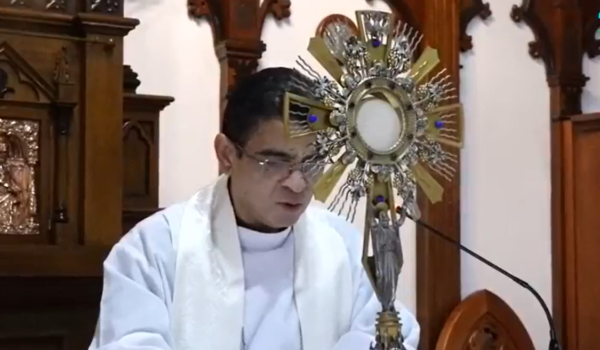 Obispo Álvarez transmite en vivo la misa del Santísimo y dice que hay que perdonar a quienes nos ofenden