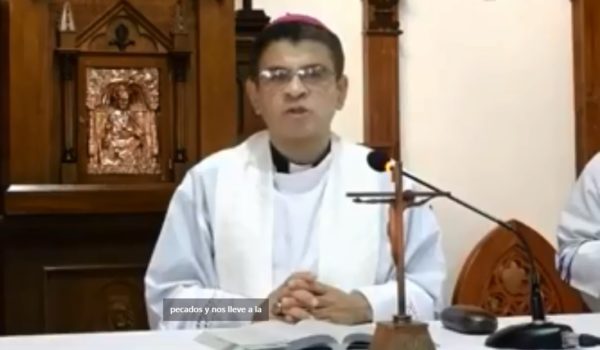Monseñor Álvarez ofrece eucaristía por las personas que están pendientes y rezan por él, en su noveno día de «retención» policial