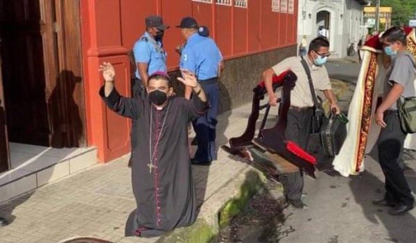 Organizaciones opositoras desde el exilio piden al papa Francisco que condene persecución del régimen de Ortega contra la iglesia católica