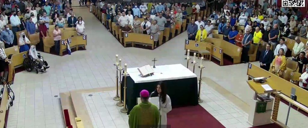 Panorámica de una celebración de la misa este domingo en la Iglesia Santa Agatha