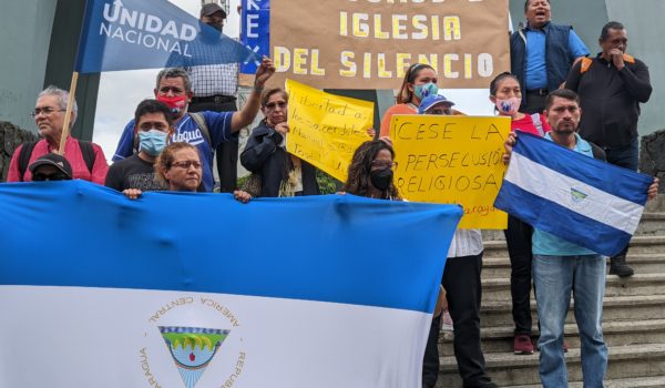 Nicaragüenses en Costa Rica realizan plantón en apoyo a los sacerdotes y obispos nicaragüenses