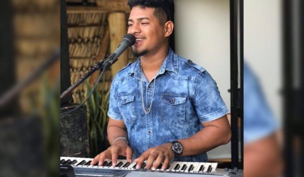 De un infarto en pleno juego de beisbol fallece pianista y propietario de grupo musical