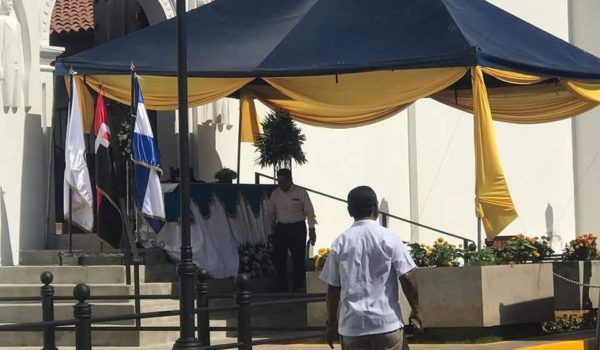 Sándigo coloca bandera del FSLN en evento religioso, pese a persecución de su hermano Rolando Álvarez y sacerdotes