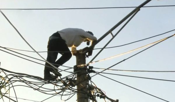 Sujeto amenazaba con tirarse de poste tras huir de los vecinos y Policía por robo