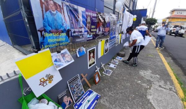 Nicaragüenses protestan en repudio al régimen de Daniel Ortega por la detención de monseñor Rolando Álvarez