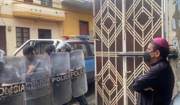 Así ha violado la ley la Policía en el «proceso» contra monseñor Rolando Álvarez, explican abogados