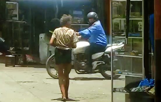 Buseros se quejan de descompensada mental porque les quiebra los vidrios de las ventanas