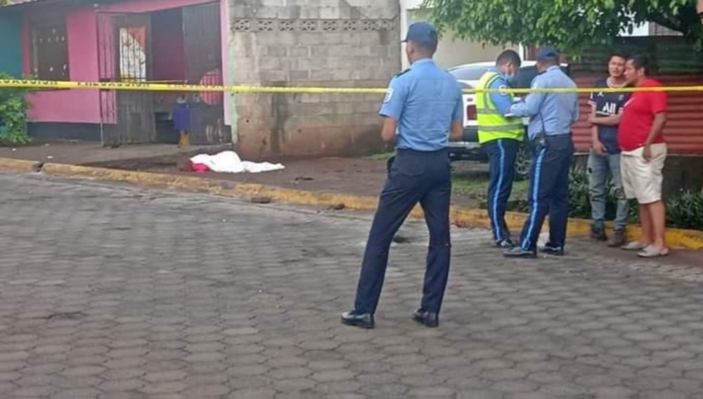 El cuerpo sin vida de María Jarquín Valle ya hace cubierto con una sabana. LA PRENSA7Cortewsia.