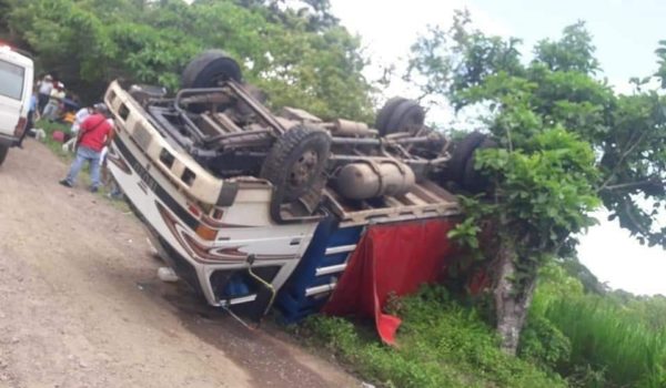 Camión se vuelca y deja 25 lesionados, entre ellos seis niños