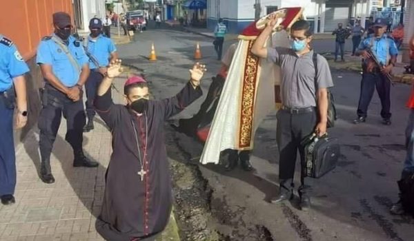 Monseñor Rolando Álvarez sale de la casa episcopal de Matagalpa con el Santísimo en medio de asedio policial