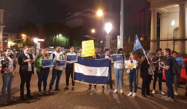 Exiliados nicaragüenses protestan por secuestro de Monseñor Álvarez frente a catedral Metropolitana en San José Costa Rica