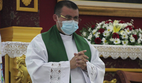 Padre Uriel Vallejos estaría obligado a salir de Nicaragua tras asedio policial del régimen