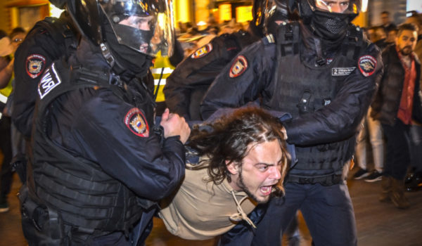 Más de 1,000 detenidos en Rusia por protestar contra el llamado de reservistas de Putin