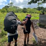 Una familia de migrantes nicaragüenses caminan en territorio de Costa Rica luego haber cruzado la frontera de Peñas Blanca de forma ilegal. Houston Castillo: VOA- La Prensa.