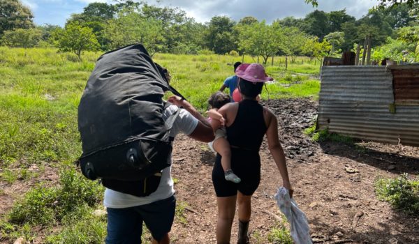 Una familia de migrantes nicaragüenses caminan en territorio de Costa Rica luego haber cruzado la frontera de Peñas Blanca de forma ilegal. Houston Castillo: VOA- La Prensa.