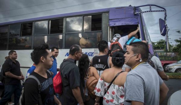 Managuas sufren “un martirio” para abordar el transporte público tras el inicio de la ampliación de la Pista Juan Pablo II