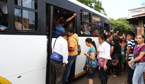 Irtramma multa con 7 mil córdobas a buseros que transportan a pasajeros «colgados» 