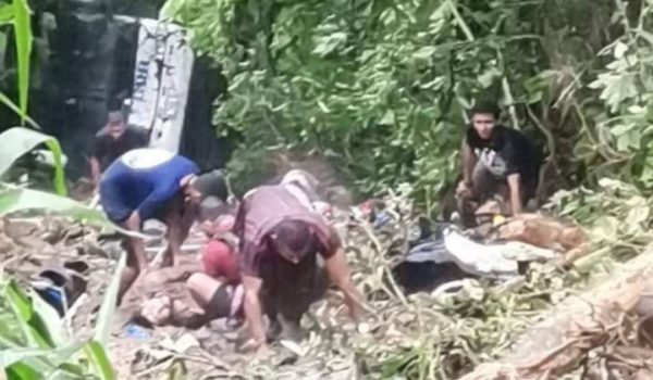 Nueve muertos tras caer dos carros y un bus de dos pisos en un precipicio, en Costa Rica