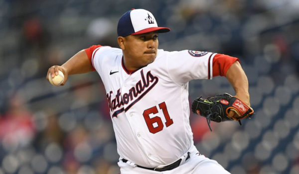 Erasmo Ramírez tolera carrera afectado por un error, pero mejora a 3.06 su efectividad