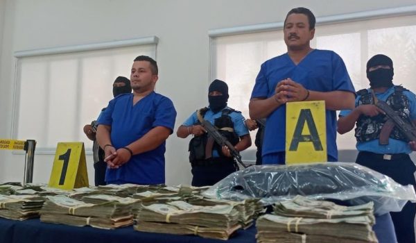 Policía captura a nica y hondureño con más de 120 mil dólares en bus de transporte colectivo