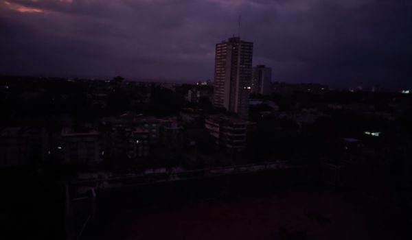 Cuba queda a oscuras por una «oscilación» en las líneas de transmisión