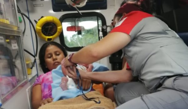 Nicaragüense da a luz en una ambulancia en Costa Rica