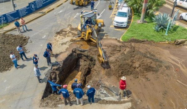 Autoridades no explican las reincidentes fugas de agua en la rotonda Centroamérica