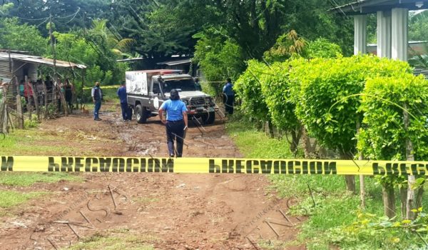 Hombre ebrio estrangula a su pareja y se queda tomando licor a la orilla del cadáver