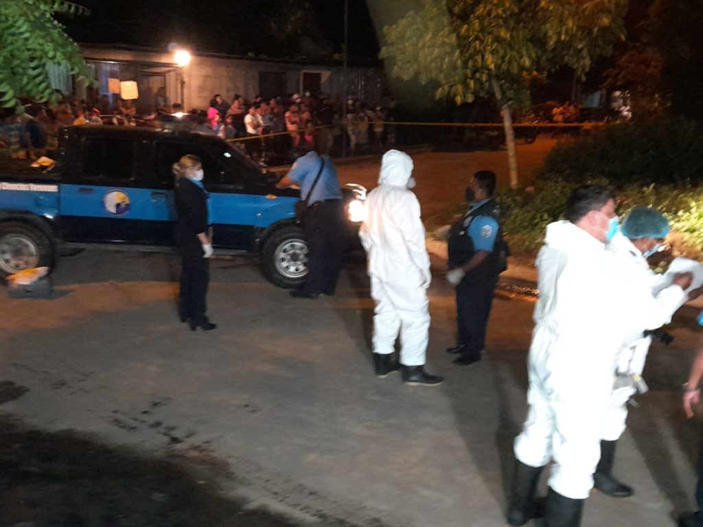 Técnicos forenses y la Policía hacen el levantamiento de los dos cadáveres. LA PRENSA7 Cortesía.